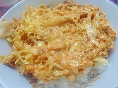 キャベツととろけるモッツァレラチーズの卵丼